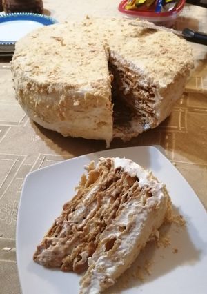 Una foto de Torta pompadour (receta de hojarascas)