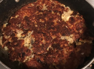 Una foto de Torta de arroz con berenjenas y cerdo