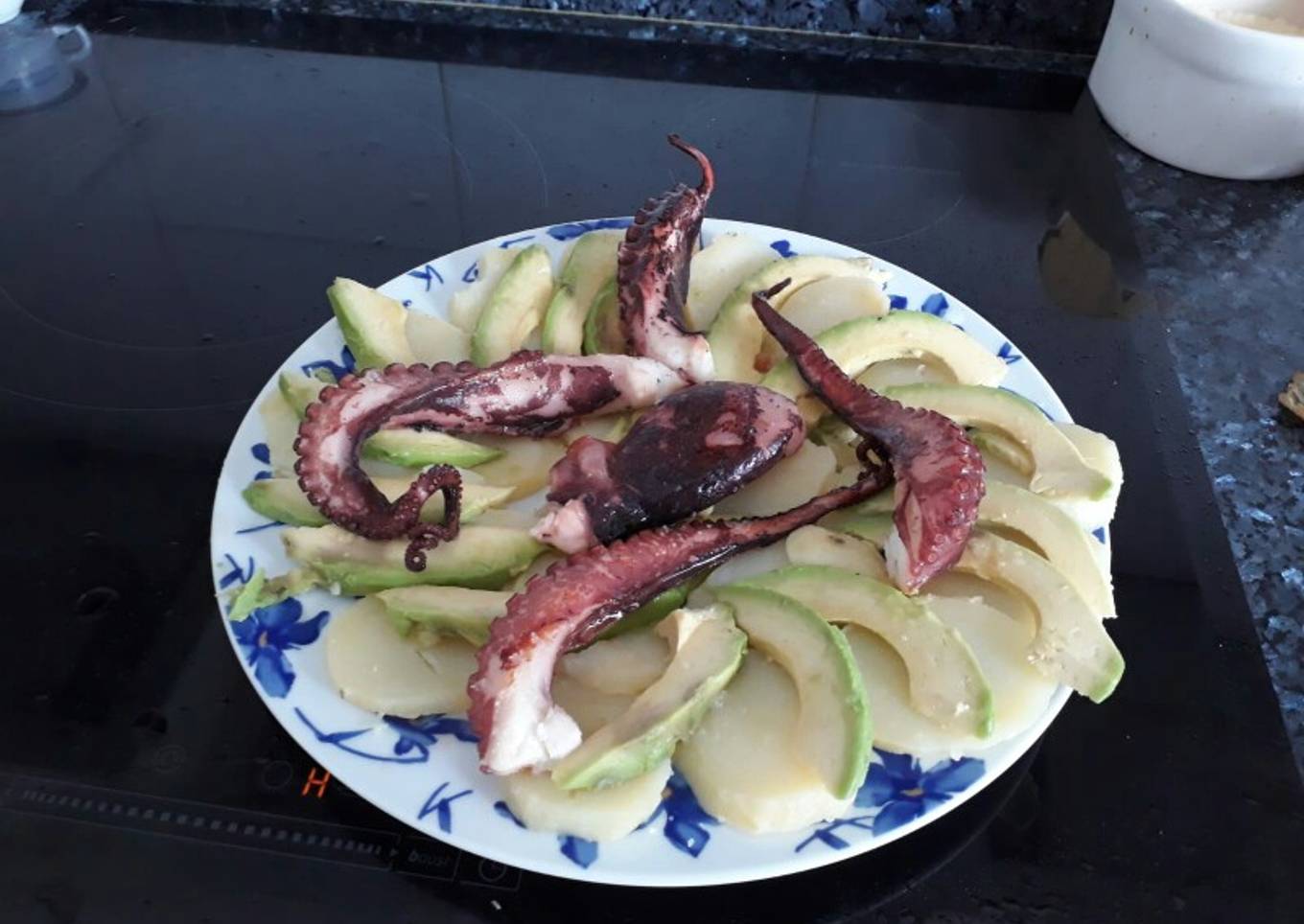 Ensalada de aguacate patata y pulpo