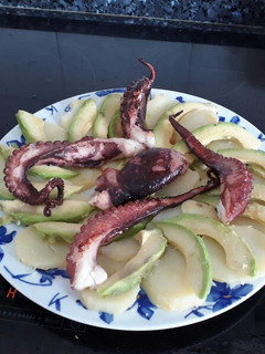 Una foto de Ensalada de aguacate patata y pulpo