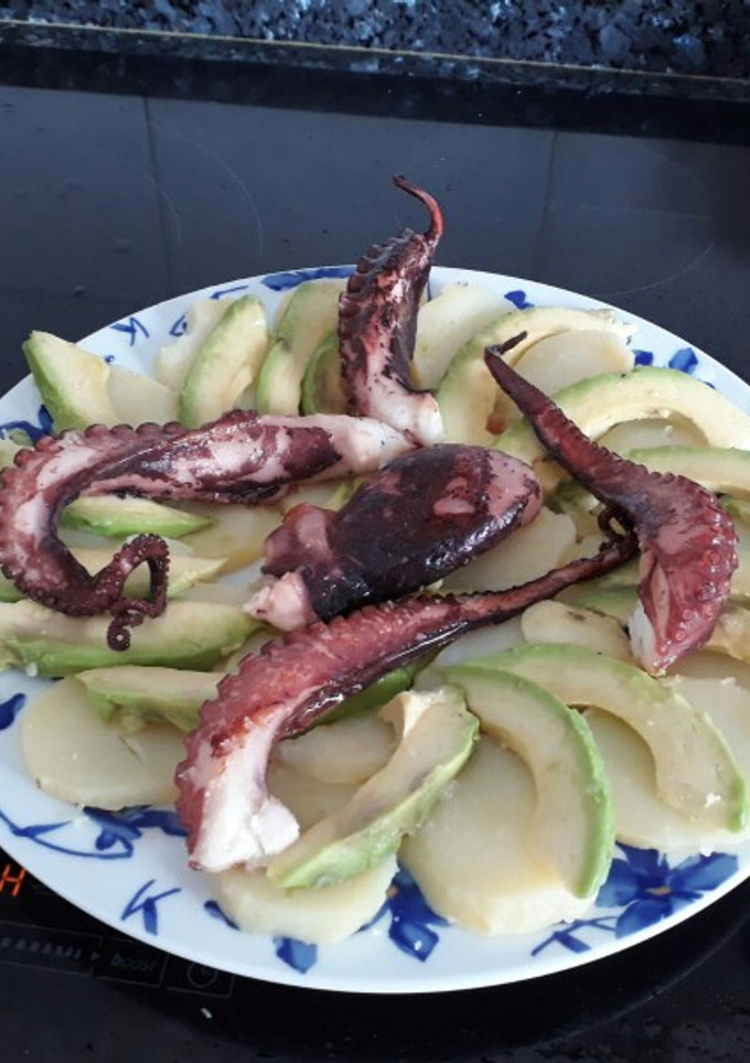 Una foto de Ensalada de aguacate patata y pulpo