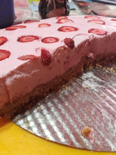 Una foto de Tarta crema de frutillas muy fácil y rica