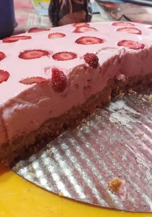 Una foto de Tarta crema de frutillas muy fácil y rica
