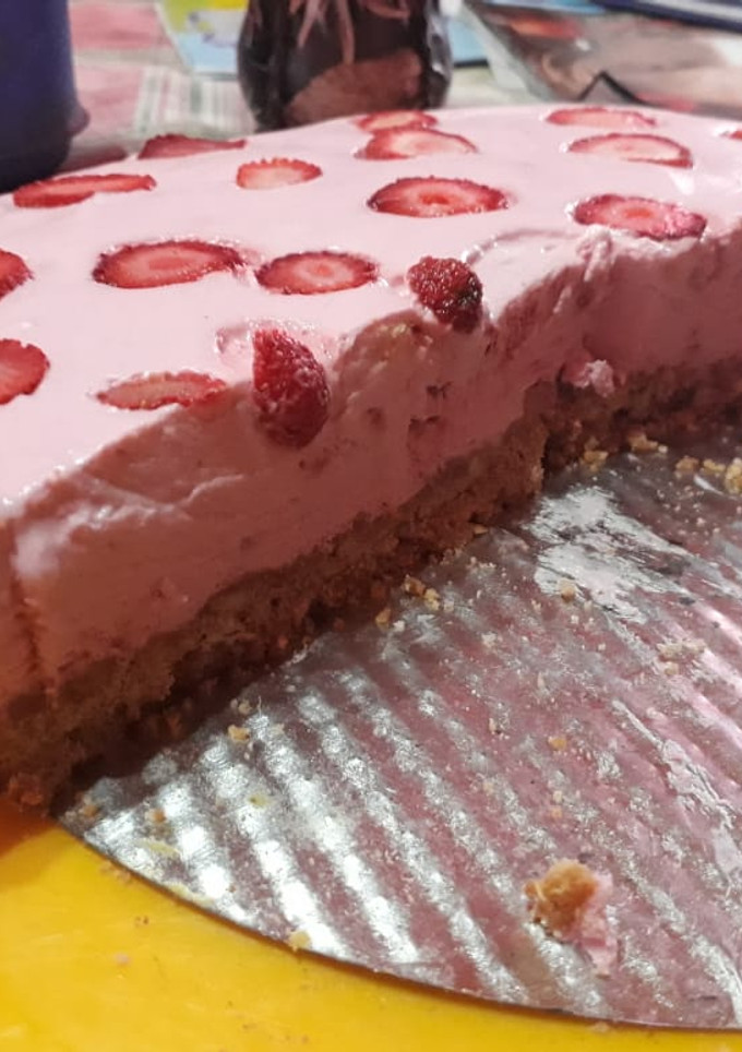 Una foto de Tarta crema de frutillas muy fácil y rica