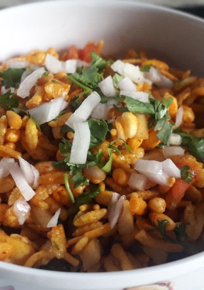 मिक्स चिवडा भेळ (mix chivda bhl recipe in marathi) रेसिपी चे मुख्य फोटो 