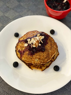 Una foto de Pancakes de avena en hojuelas y banano con salsa de frutos rojos