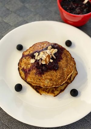 Una foto de Pancakes de avena en hojuelas y banano con salsa de frutos rojos