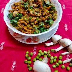 A picture of Dry Mushroom Mater Masala.