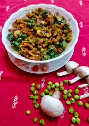 A picture of Dry Mushroom Mater Masala.
