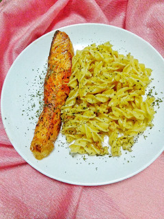 Foto resep Fusilli Aglio olio with simple grill salmon