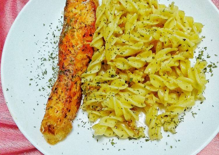 Lagi Viral Resep Fusilli Aglio olio with simple grill salmon, Enak