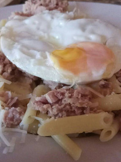 Una foto de Macarrones con atún y huevo