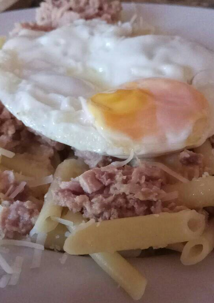 Una foto de Macarrones con atún y huevo