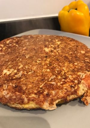 Una foto de Tortilla atún con tomates (muy simple)