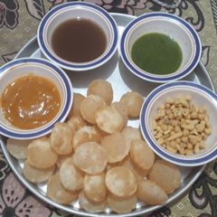 A picture of Street style Gol gappa.