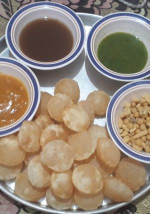 A picture of Street style Gol gappa.