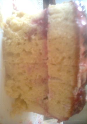 Una foto de Torta de naranja con fresa y crema francesa