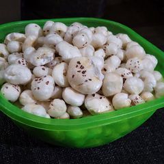 A picture of Lotus seeds (chat pata mkhana).