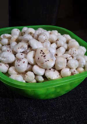 A picture of Lotus seeds (chat pata mkhana).