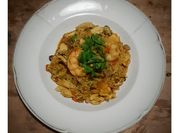 Una foto de langostinos y mejillones