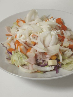 Una foto de Ensalada de surimi, queso fresco, pavo y cebolla