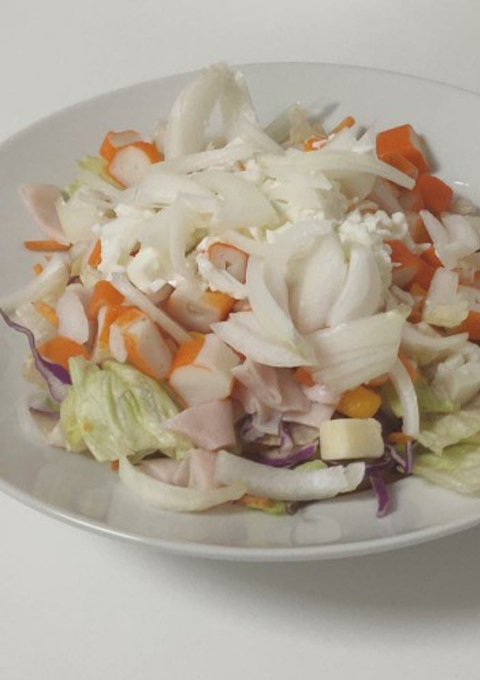 Una foto de Ensalada de surimi, queso fresco, pavo y cebolla