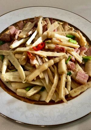 Hình của món Măng trúc xào cay thịt ba chỉ hun khói Nga.