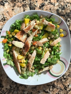 Una foto de Ensalada de pollo con aderezo de curry