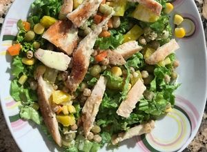 Una foto de Ensalada de pollo con aderezo de curry