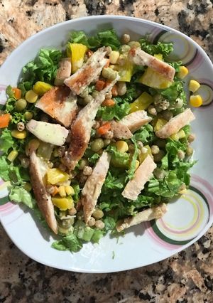 Una foto de Ensalada de pollo con aderezo de curry