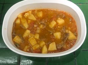 Una foto de Carne con papas y chiles güeros