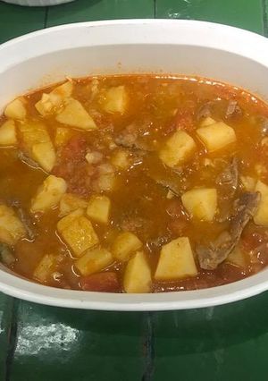 Una foto de Carne con papas y chiles güeros