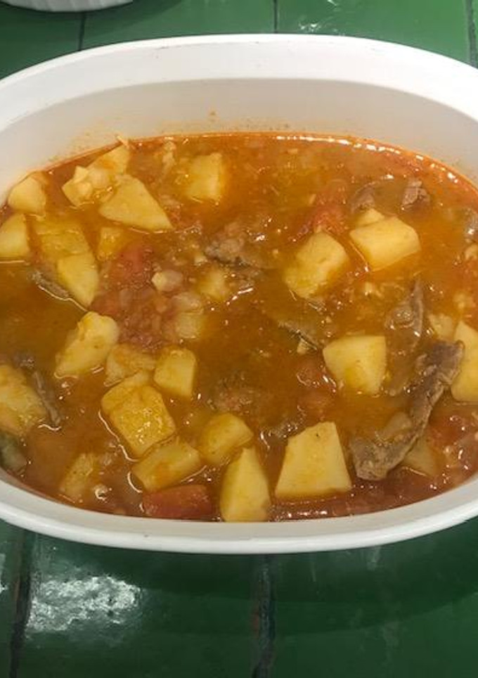 Una foto de Carne con papas y chiles güeros