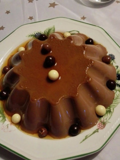Una foto de Flan con cacao y naranja
