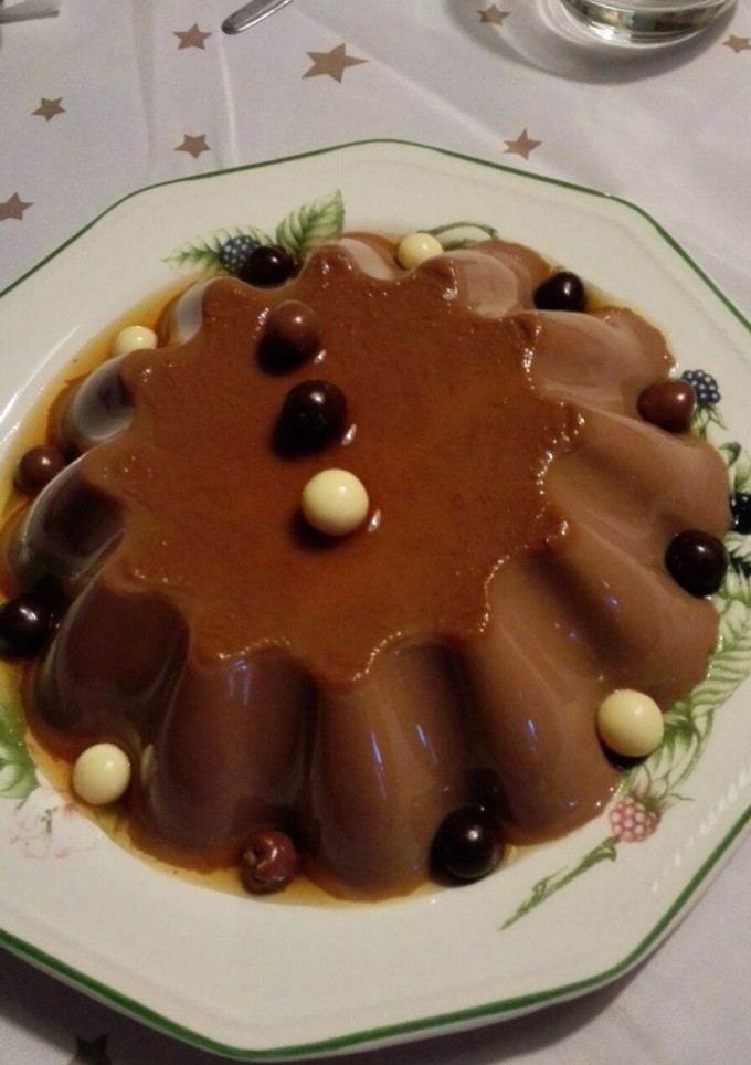 Una foto de Flan con cacao y naranja