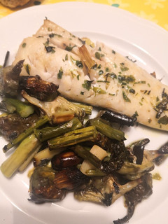 Una foto de Pescadilla con alcachofas, ajetes y trigueros al horno