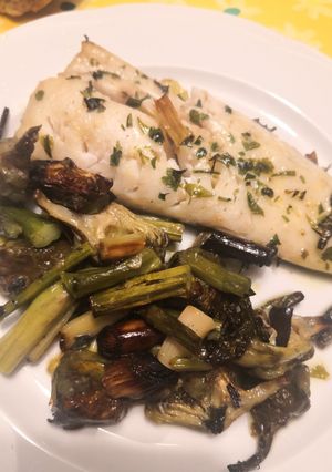 Una foto de Pescadilla con alcachofas, ajetes y trigueros al horno