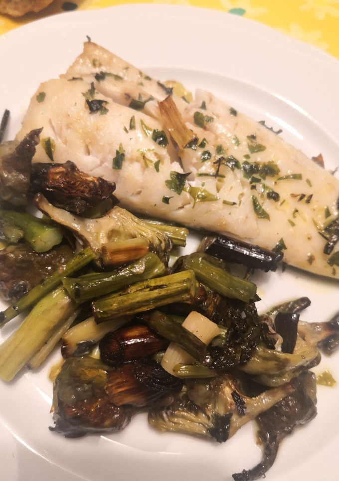 Una foto de Pescadilla con alcachofas, ajetes y trigueros al horno