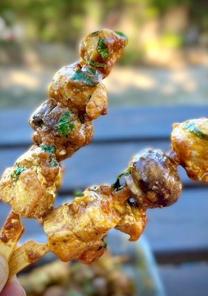 Una foto de Brochetas de Pollo Satay y Champis