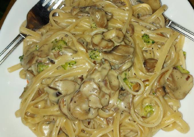 Steps to Prepare Speedy Broccoli and Mushroom Fettucine Alfredo