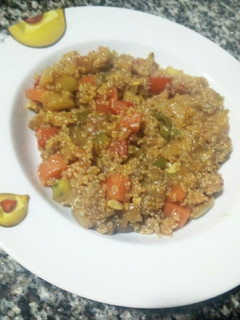Una foto de Quinoa con verduras salteadas y especies