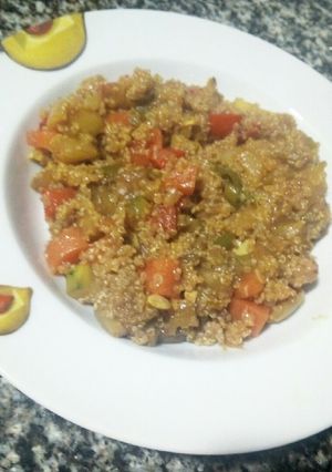 Una foto de Quinoa con verduras salteadas y especies