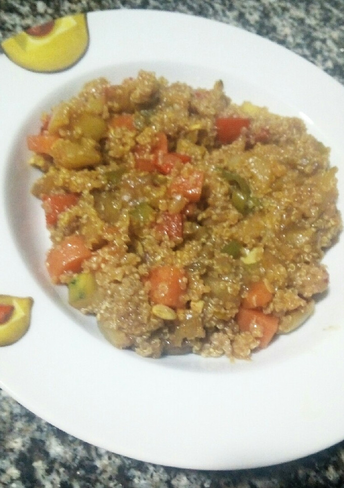 Una foto de Quinoa con verduras salteadas y especies
