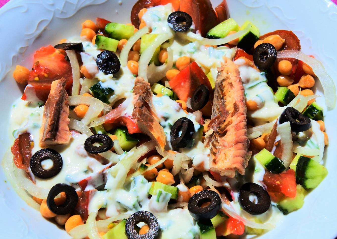 Ensalada de garbanzos especiados y caballa con aliño de yogur 🥗🐟