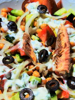 Una foto de Ensalada de garbanzos especiados y caballa con aliño de yogur 🥗🐟