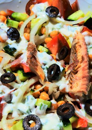 Foto principal de Ensalada de garbanzos especiados y caballa con aliño de yogur 🥗🐟