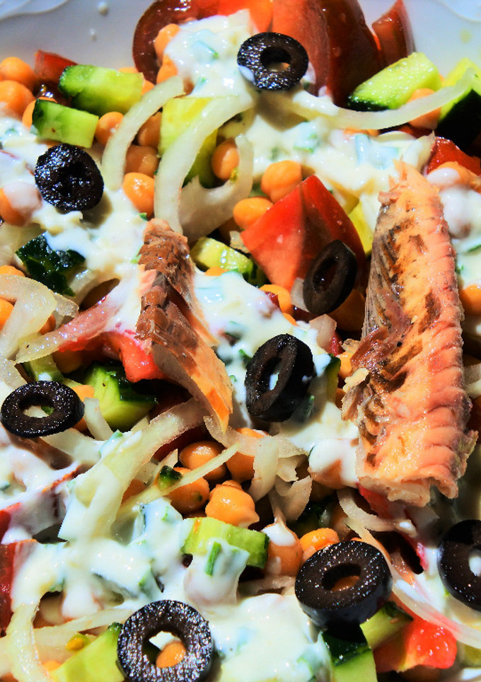 Una foto de Ensalada de garbanzos especiados y caballa con aliño de yogur 🥗🐟