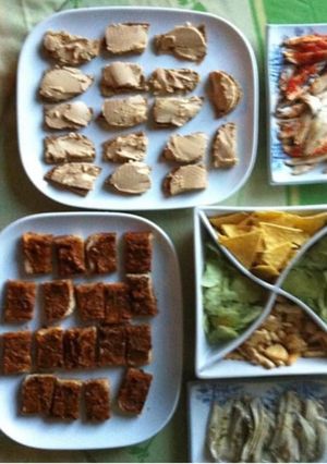 Une photo de Plateau apéro : anchois au citron et tomates / canapés pesto rouge et foie gras oignons confits