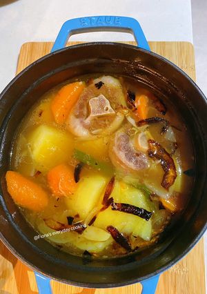 A picture of Oxtail Soup.