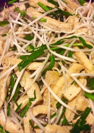 Hình của món Đậu hũ xào hẹ và giá đỗ.